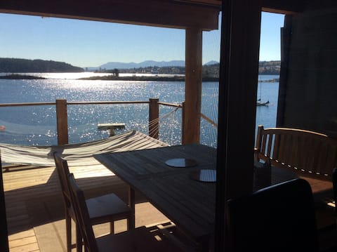 OCEANFRONT 2bedroom suite hottub, yoga rm, kayaks!