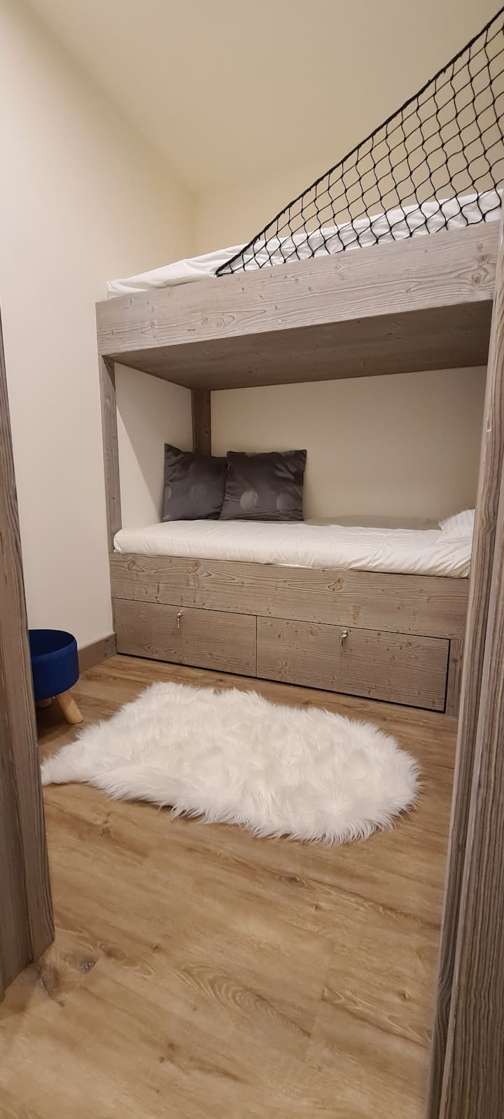 Chambre avec lits superposés et grand placard pour rangement