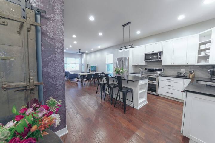 4BR/2.5 Bath in Logan Square gallery image 4