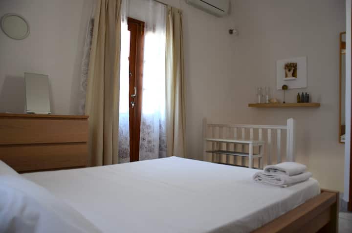 غرفة نوم رئيسية مع شرفة