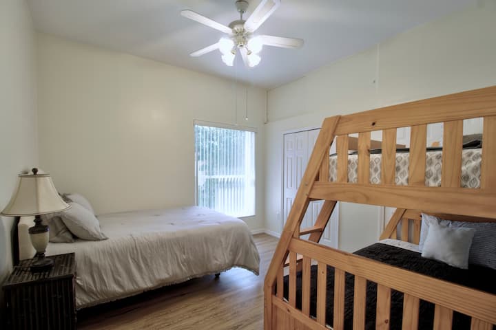 ห้องนอน 3: เตียงควีนไซส์ปรับระดับได้
 1 - เตียงสองชั้น