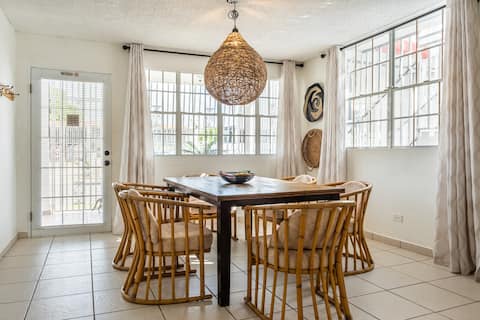 7 bedroom Tri-Plex, POOL, Solar Backup, Arcade