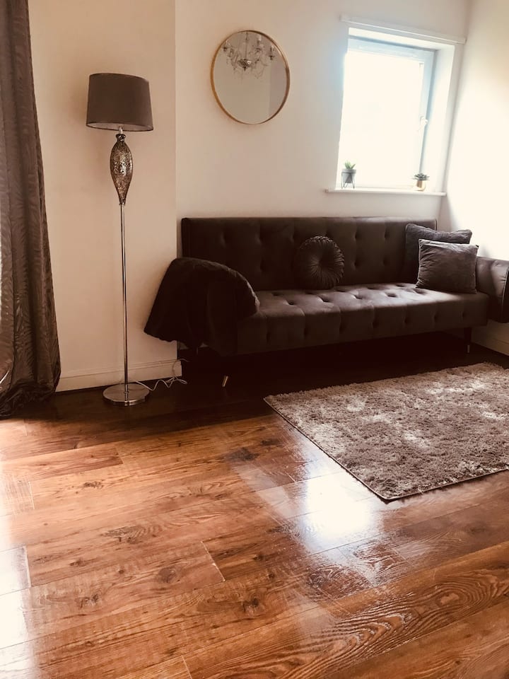 Central, Cosy 2 Bedroom Apartment With Parking - Cheadle
