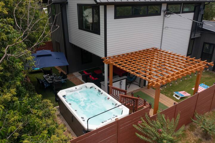 Modern Luxe Downtown Oasis, Steps2Moody&6thSt&UT gallery image 5