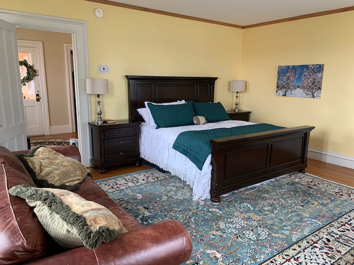 ห้องนอนใหญ่บนชั้นแรก