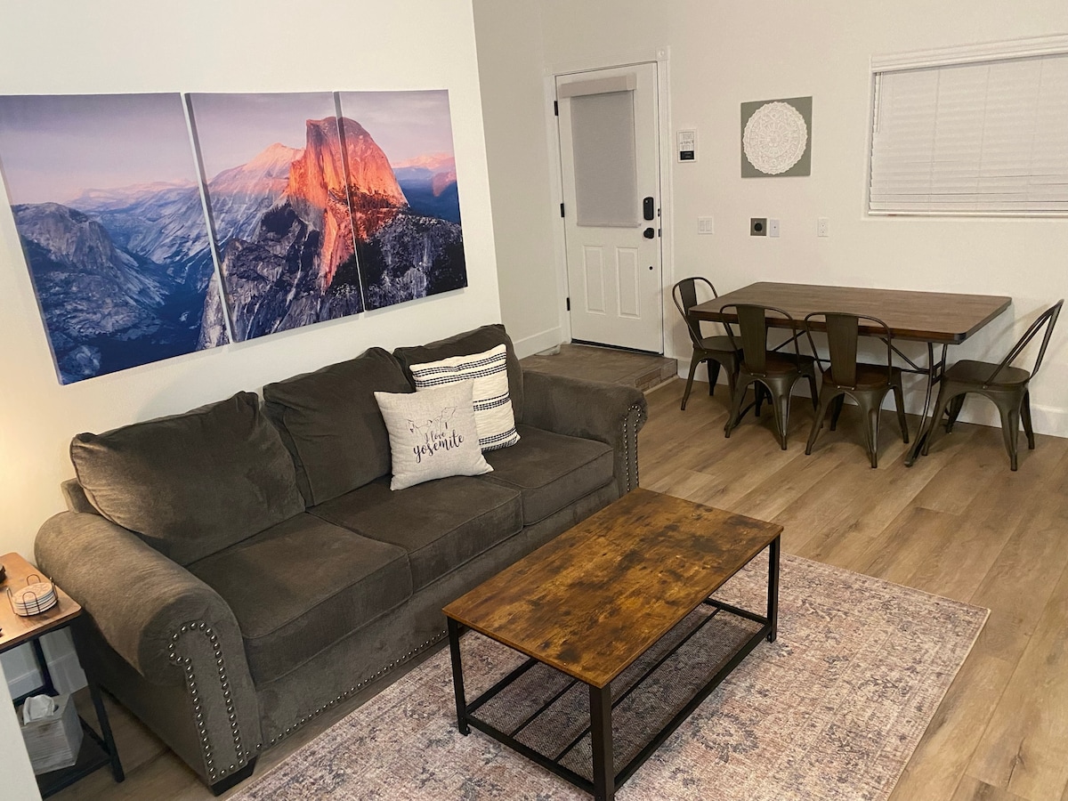 Entra en el acogedor espacio de vida en el piso principal.  Sofá muy cómodo que incluye una cama tamaño queen extraíble.