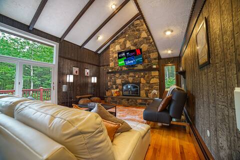Fall Lodge Retreat: 3-Acre, Hot Tub & Firepit