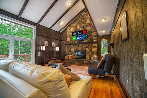 Fall Lodge Retreat: 3-Acre, Hot Tub & Firepit