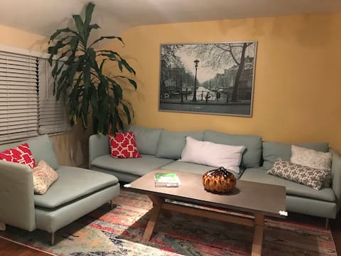 Lovely 2 bedroom apartment. Free parking.