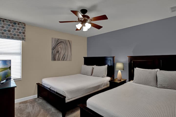 El dormitorio 07 está situado en el segundo piso, en la parte superior de las escaleras. Tiene dos camas de tamaño completo. La habitación cuenta con un televisor inteligente con todas tus aplicaciones favoritas como Hulu, Netflix y Disney+. Servicio de suscripción a aplicaciones no incluidas. Por favor, trae la información de tu cuenta.
