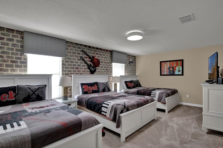 La habitación Rock & Roll se encuentra en el segundo piso de la sala de estar. Tiene tres camas tamaño queen. La habitación cuenta con un televisor inteligente con todas tus aplicaciones favoritas como Hulu, Netflix y Disney+. Servicio de suscripción a aplicaciones no incluidas. Por favor, trae la información de tu cuenta.