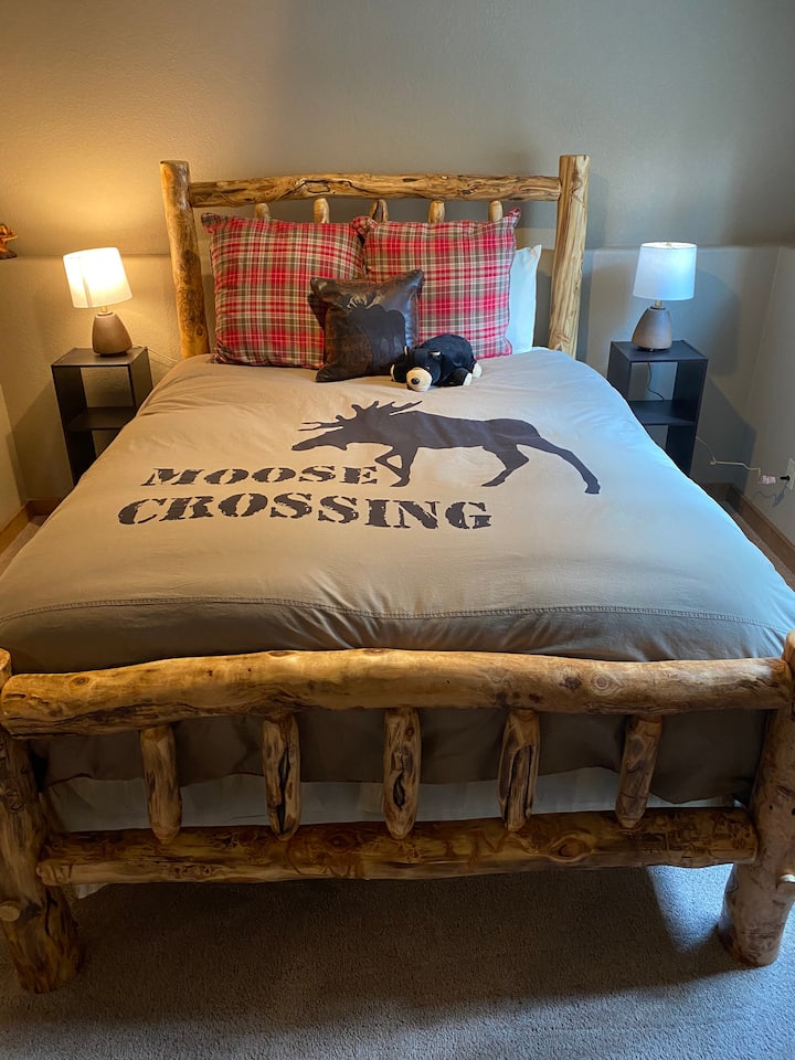 Tretia spálňa s manželskou posteľou Queen a manželskou posteľou.