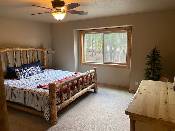 Hlavná spálňa s priestrannou manželskou posteľou, inteligentným televízorom, šatníkom a krásnou vlastnou kúpeľňou.