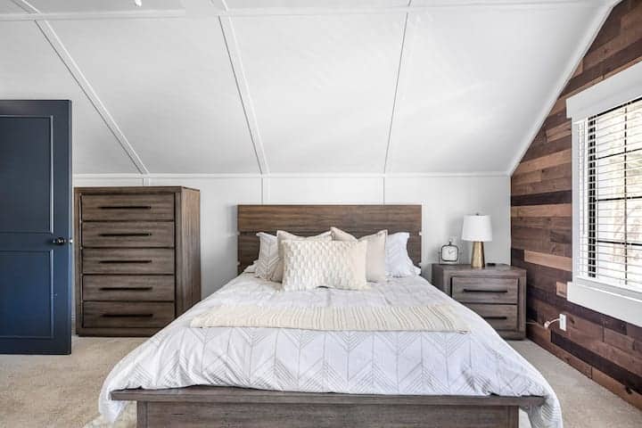 Dhomë gjumi kryesore me shumë hapësirë, duke përfshirë një pamje të bukur nga jashtë dhe një arkë bizhuterish të fshehura për ruajtjen e tua të sigurta. 