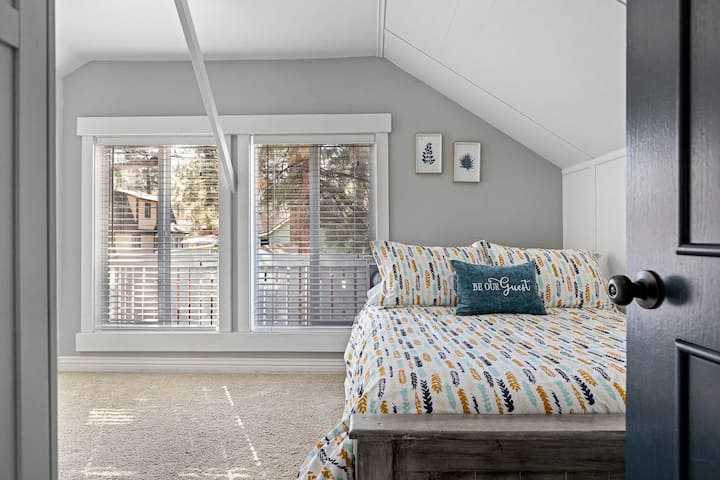 Krevat me madhësi të plotë me një pamje të bukur.