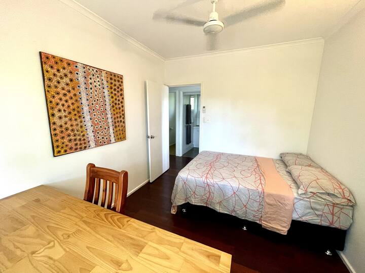 Chumba cha kulala cha Pili chenye kitanda cha watu wawili, dawati na kabati la droo. 