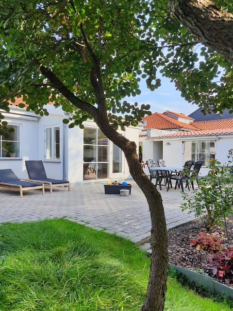 Hyggelig villa med solrig have i stille kvarter
