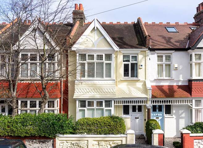 Entire 3 bedroom house close to the river