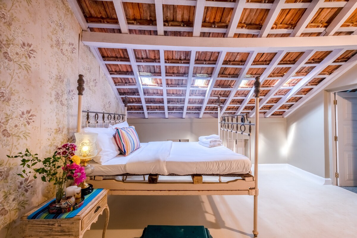 The loft rooms on the 1st floor are perfect for a family being interconnected with a shared bathroom & cozy vibes. 