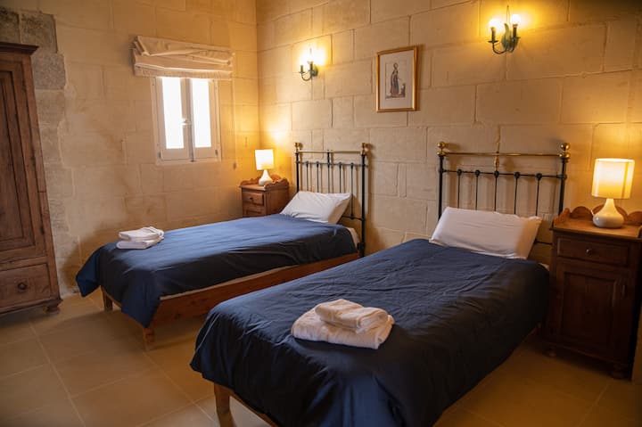 带套房设施的三人间 