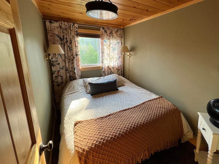 Bedroom #2: Queen bed and a small closet (behind door).