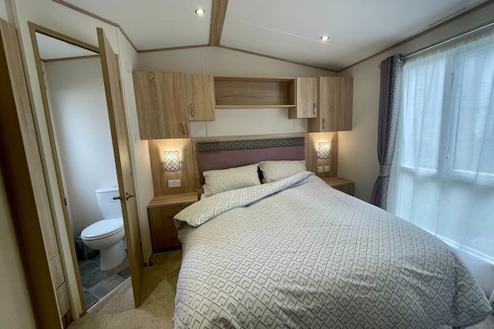 La chambre principale dispose d'un lit King Size confortable, d'une vue sur le sud et de toilettes attenantes.