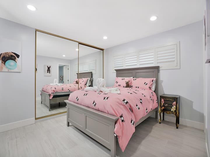 Dormitorio principal con cama tamaño queen y armario grande.