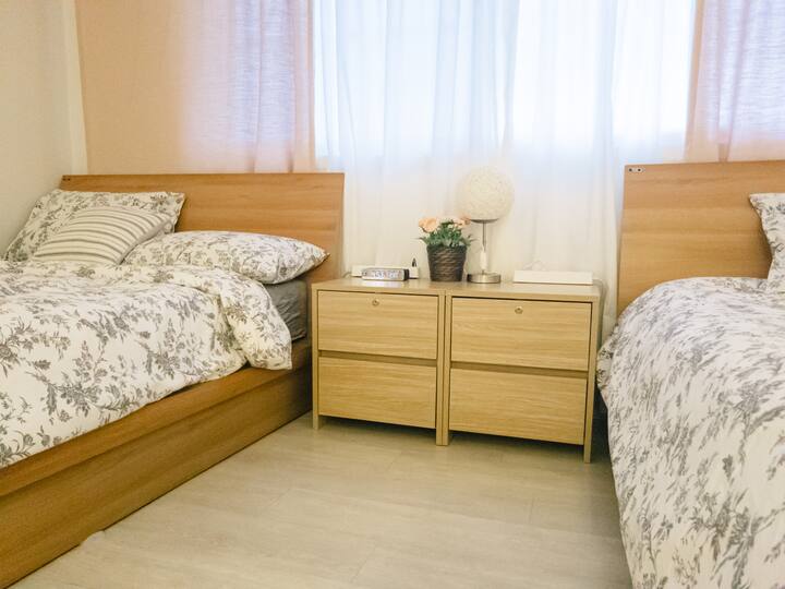 # Chumba 1 
# Kima cha juu cha Watu 4 (wageni 4)
# Na Bafu (chumba chenye bafu)
# Matandiko yanaweza kuwa tofauti na picha (matandiko yanaweza kuwa tofauti na picha)