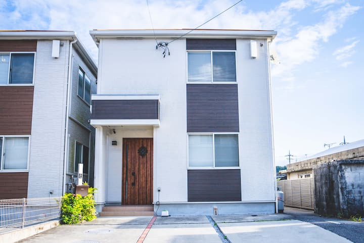 Autumn Okinawa, Denton and Modern!A 45-second walk to the sea!15 seconds on foot at the convenience store!Parking lot 3!The sea road is a 10-minute drive away!