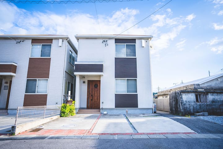 Autumn Okinawa, Denton and Modern!A 45-second walk to the sea!15 seconds on foot at the convenience store!Parking lot 3!The sea road is a 10-minute drive away!
