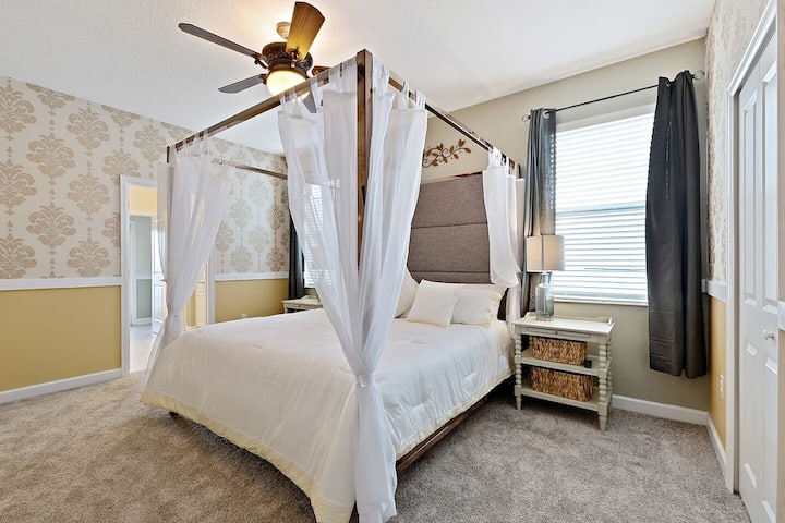 غرفة النوم الرئيسية - سرير بحجم كبير