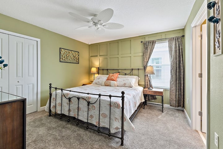 غرفة نوم بسرير كبير 