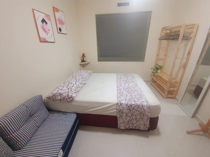 Chumba cha kulala 2 - Kitanda maradufu, godoro kubwa, uchaga wa nguo na kioo.