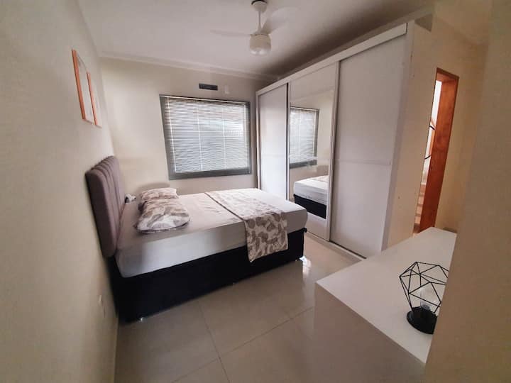 Chumba - Kitanda maradufu, kabati lenye kioo, meza kwa ajili ya ofisi ya nyumbani.