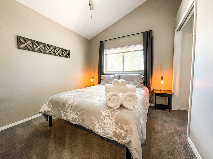 בחדרי השינה שלנו יש מזרנים נוחים ומצעים באיכות גבוהה.