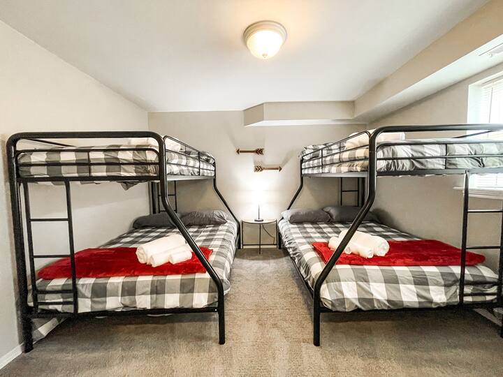 חדר שינה עם 2 מיטות קומתיים