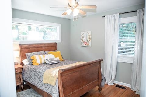 Cozy Adams St Cottage! Short walk to square!