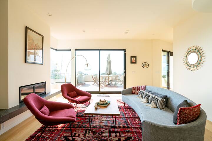 Stunning 5BR Terrace Home | Incredible Ocean Views gallery image 2