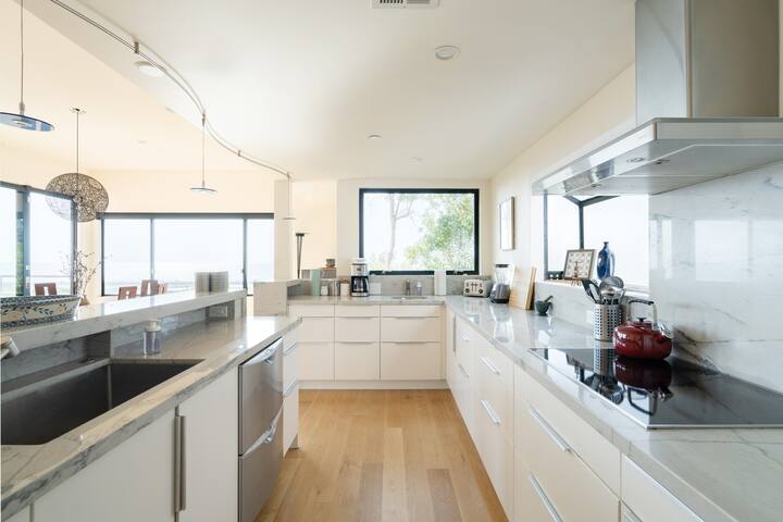 Stunning 5BR Terrace Home | Incredible Ocean Views gallery image 4