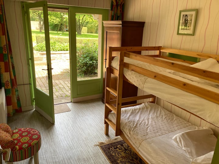 3ª Habitación con litera en la planta baja con vistas a la terraza.