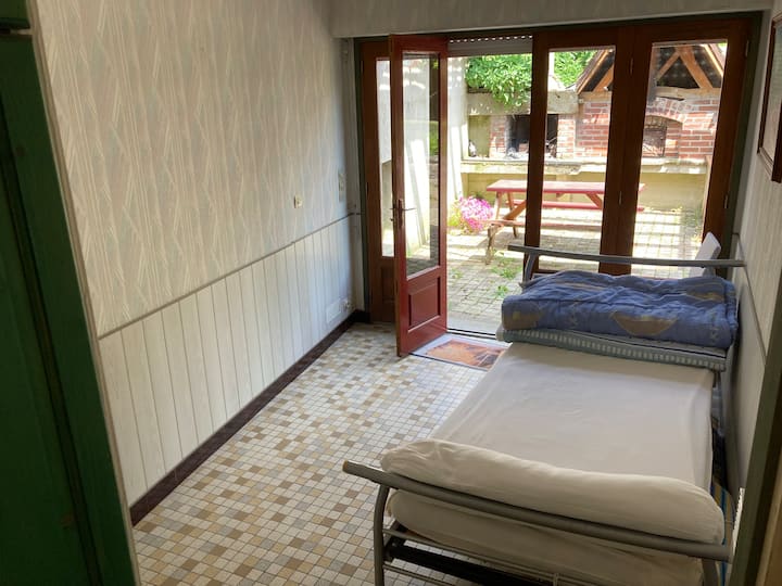 4º Dormitorio auxiliar con cama individual en la planta baja con vistas a la terraza.