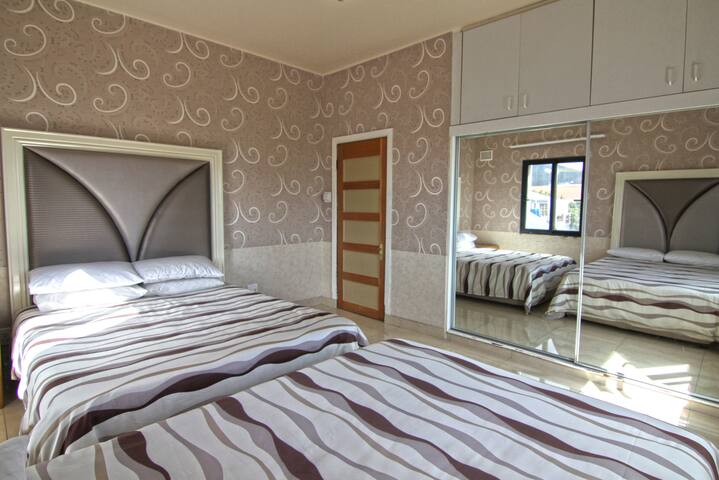 Qamaras Luxurious Self-Catering apartments. Unit 4 gallery image 5