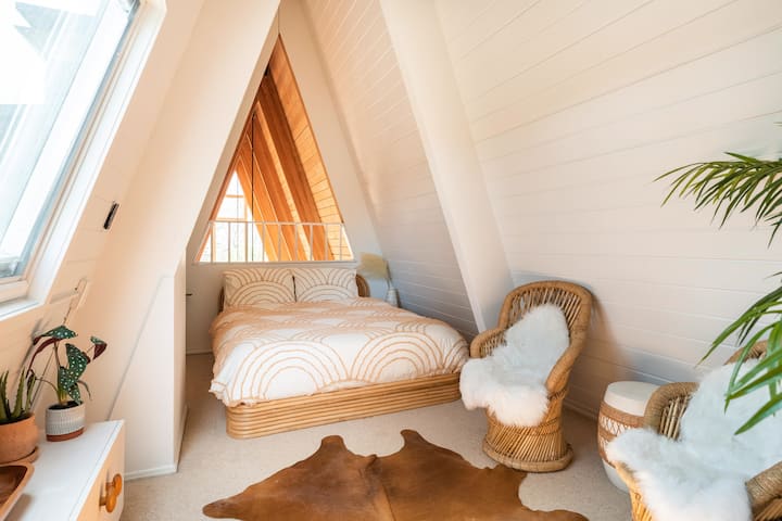 Çatı Katı 3. Kat Müşterek Queen Yatak Odası 