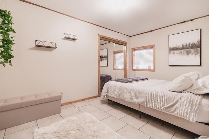 Chumba cha kulala cha chini ya ardhi 1 na kitanda cha ukubwa wa malkia + sakafu yenye joto