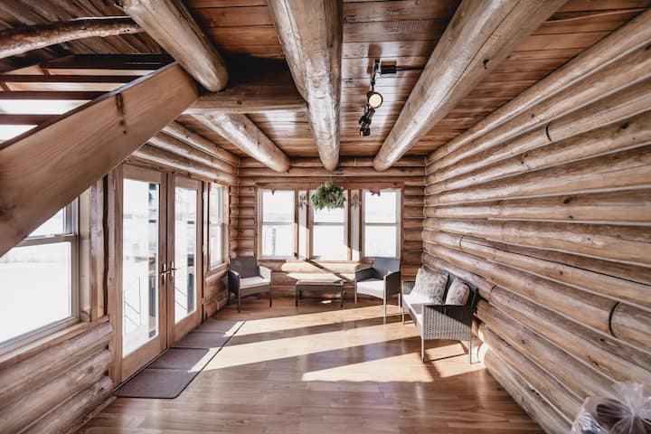 Chumba cha jua (kipya na hakipo pichani, sehemu ya kazi ya dawati + futoni). Chumba cha malkia maradufu kiko juu ya sehemu hii moja kwa moja na njia ya kutembea inafunguliwa kwa kiwango chote kikuu.