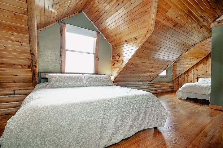 Chumba kikubwa cha kulala cha ngazi moja ya pili na kitanda kimoja cha ukubwa wa mfalme + kitanda kimoja na ufikiaji wa bafu moja kwa moja