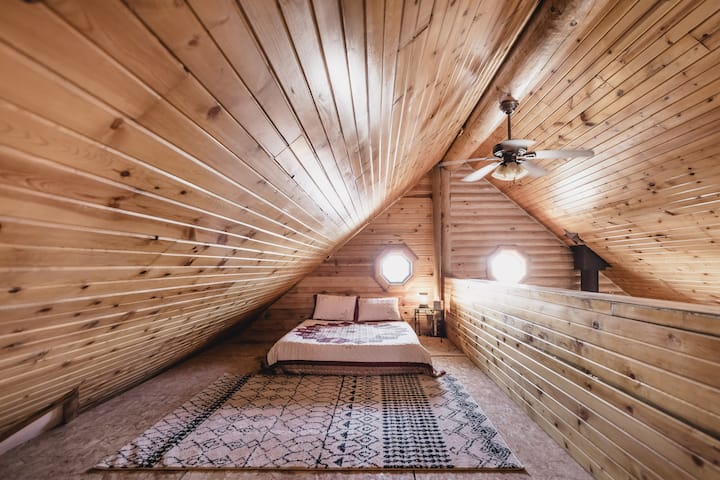 Chumba cha kulala cha roshani na godoro la ukubwa wa malkia