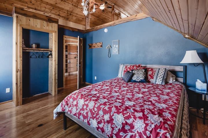 Chumba cha kulala kwenye ngazi ya pili na kitanda cha ukubwa wa malkia