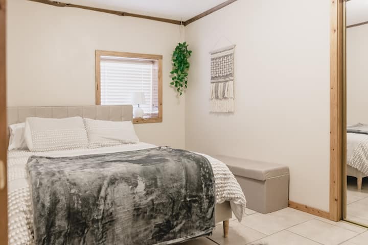 Chumba cha kulala cha chini ya ardhi 2 na kitanda cha ukubwa wa malkia + sakafu yenye joto