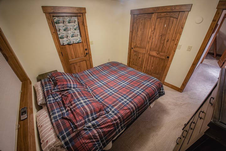 Dormitorio #1 con cama tamaño queen. Novedades en 2021.